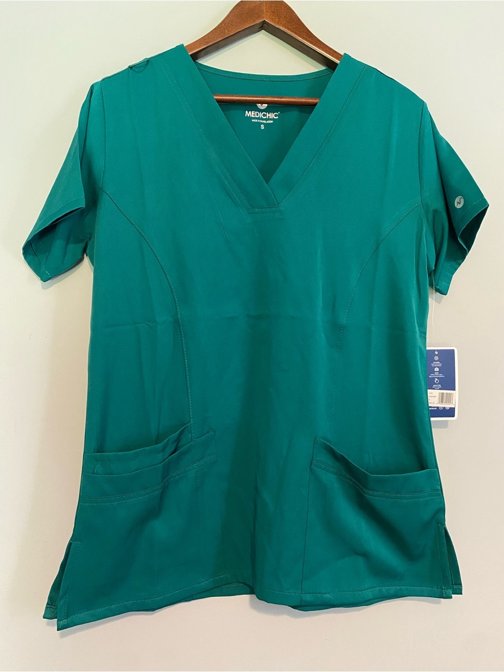 Medichic Women's V-Neck Scrub Top Size Small Hunter Green Peach Skin Soft NWT